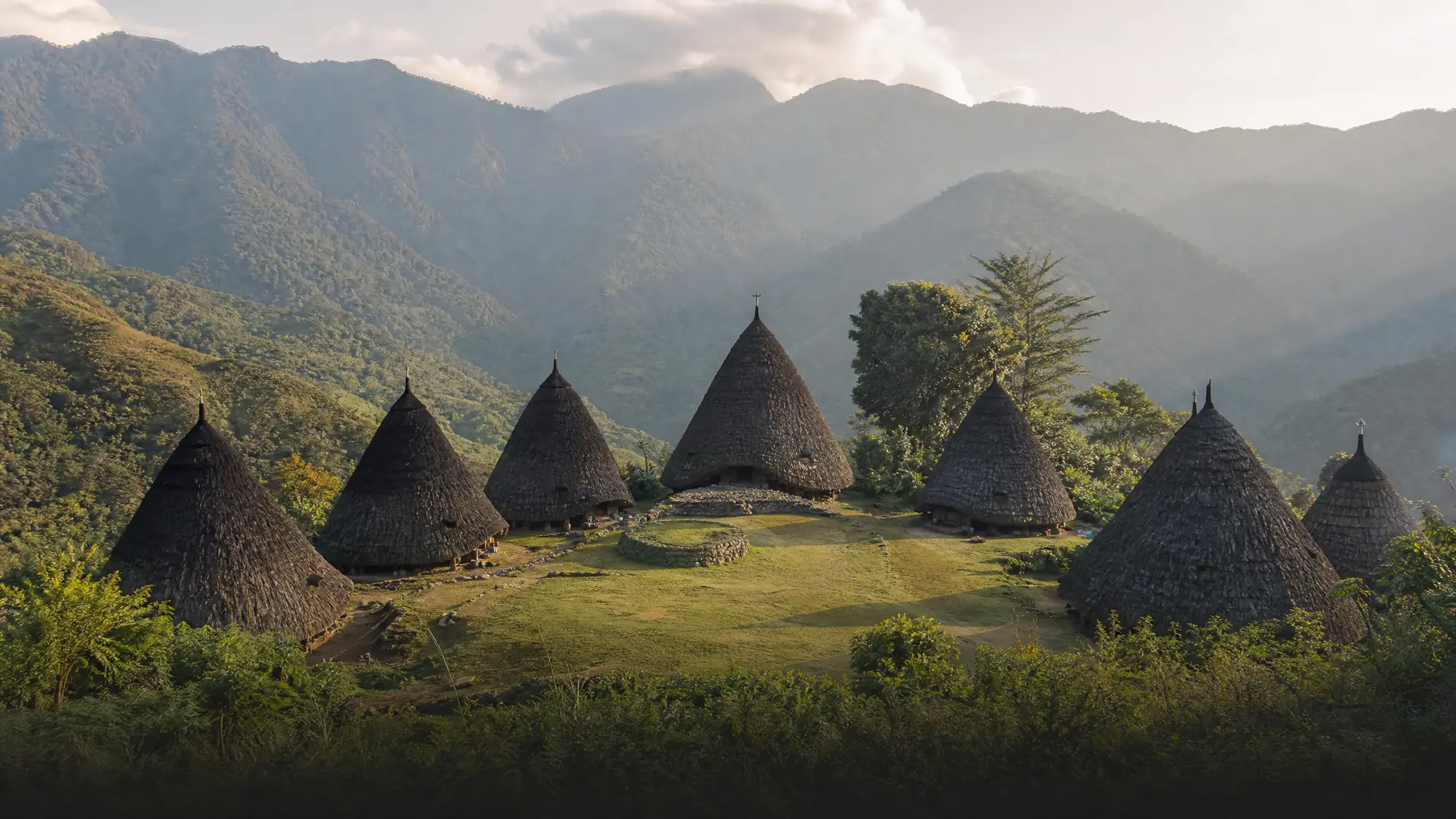 Wae Rebo ist ein abgelegenes, jahrhundertealtes Manggarai-Dorf auf 1.200 Metern Höhe. Sie erreichen es über eine steile Wanderung durch den Regenwald, um sieben traditionelle kegelförmige Häuser zu sehen.