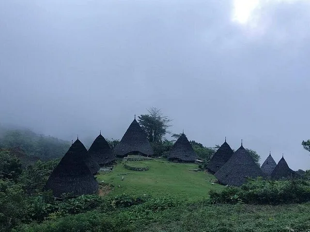 Vista nebbiosa sulle tradizionali case coniche del villaggio tradizionale di Wae Rebo.